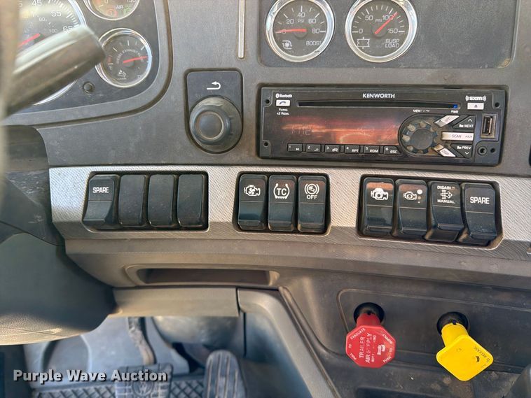 image for item EA0027 2015 Kenworth T680 semi truck