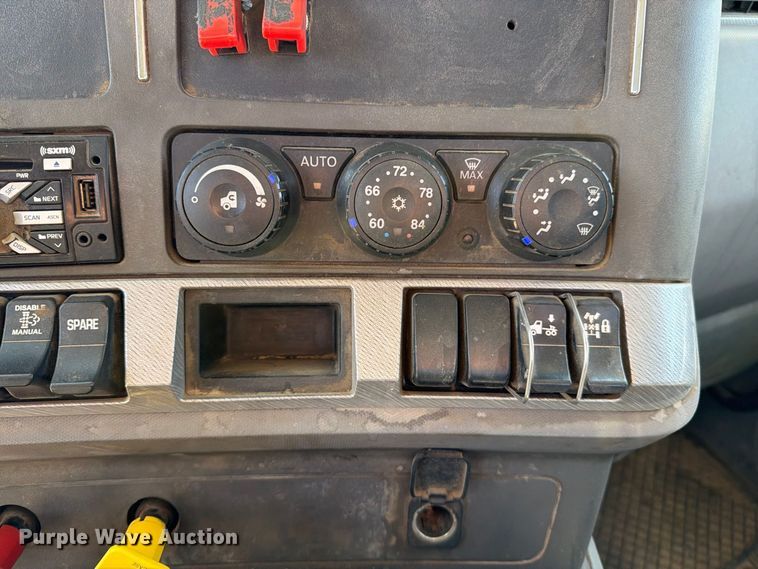 image for item EA0027 2015 Kenworth T680 semi truck