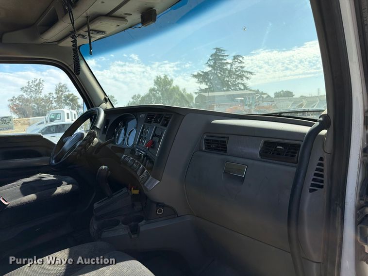 image for item EA0027 2015 Kenworth T680 semi truck