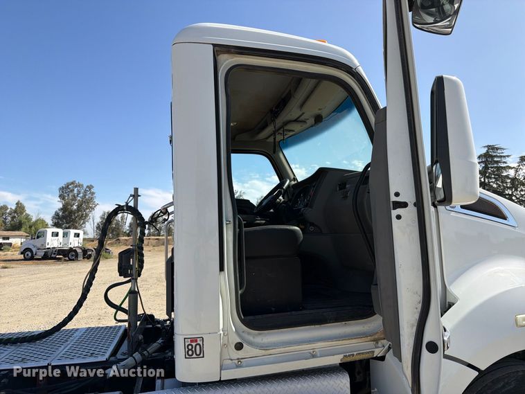 image for item EA0027 2015 Kenworth T680 semi truck