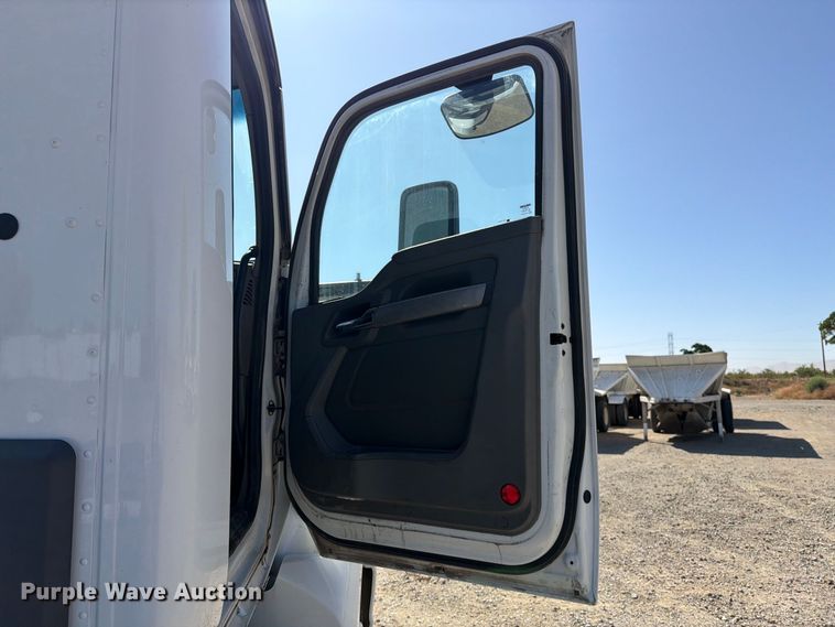 image for item EA0027 2015 Kenworth T680 semi truck