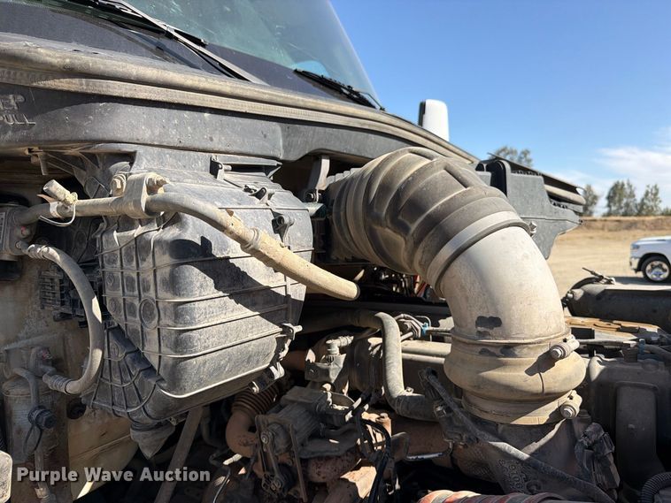 image for item EA0027 2015 Kenworth T680 semi truck