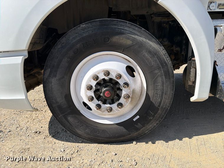 image for item EA0027 2015 Kenworth T680 semi truck