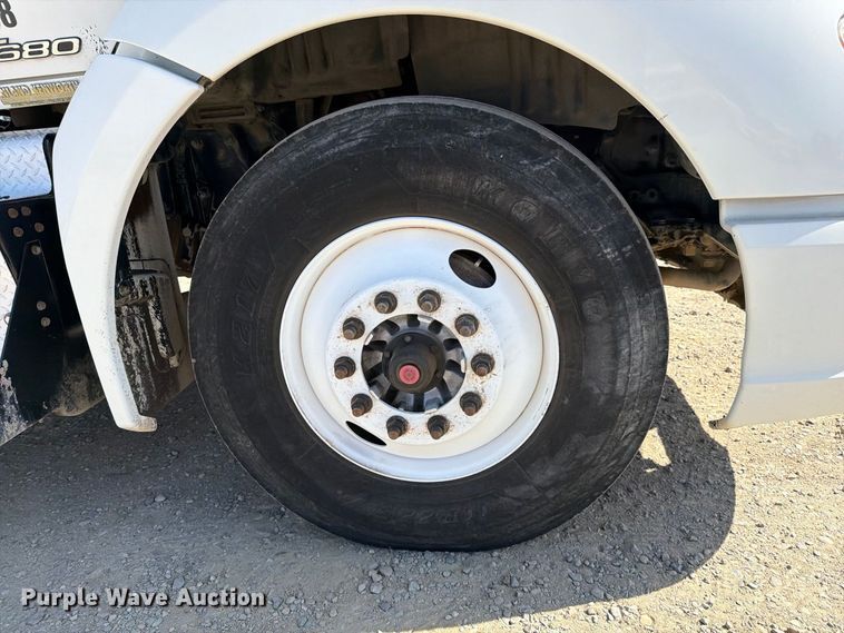 image for item EA0027 2015 Kenworth T680 semi truck