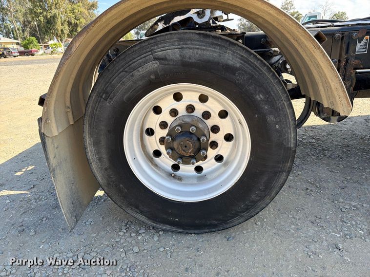 image for item EA0027 2015 Kenworth T680 semi truck