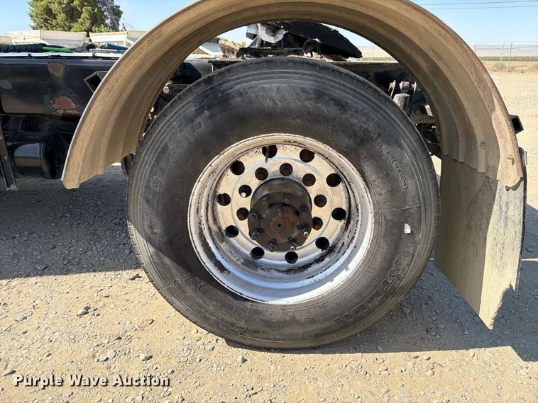 image for item EA0027 2015 Kenworth T680 semi truck