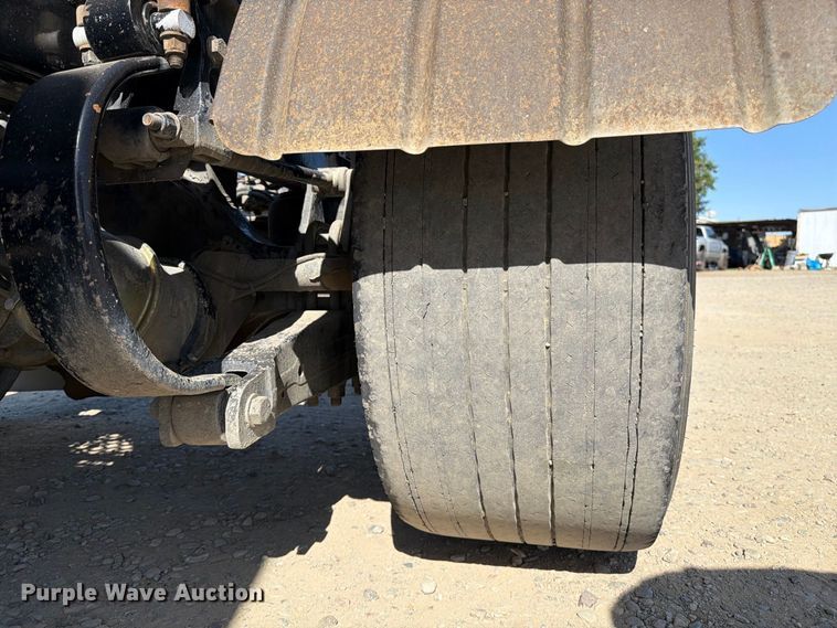 image for item EA0027 2015 Kenworth T680 semi truck