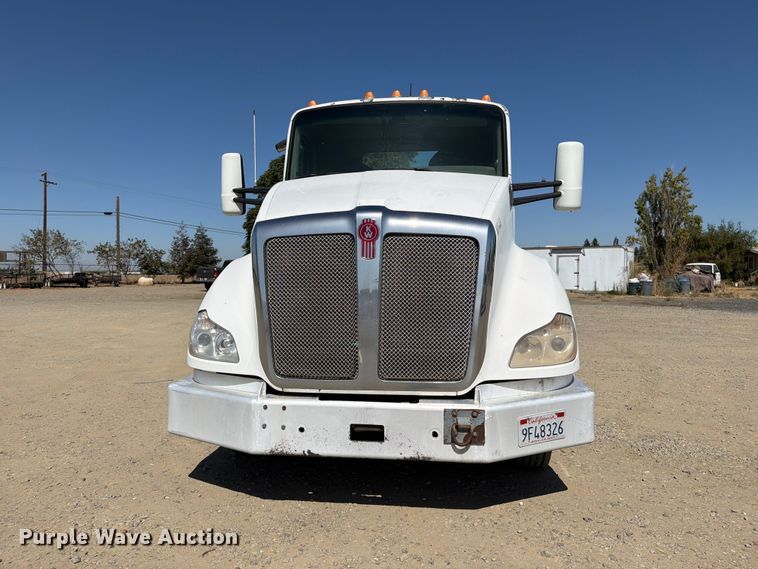 image for item EA0029 2015 Kenworth T680 semi truck