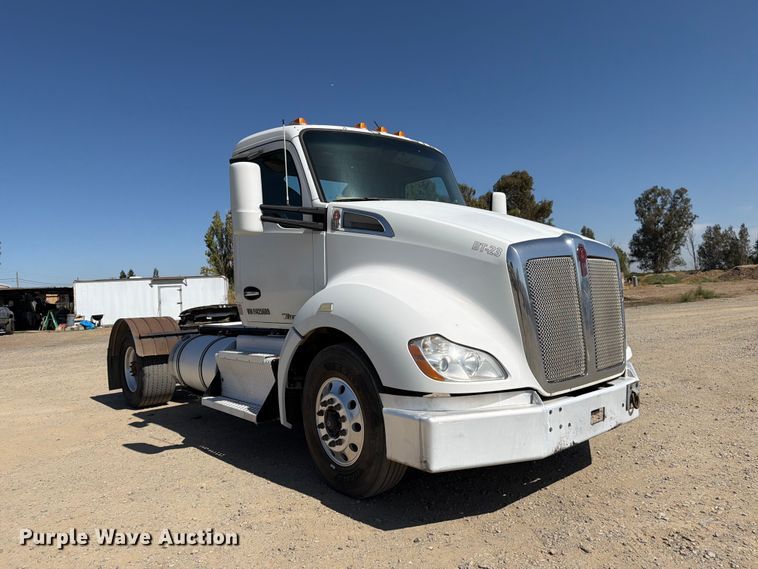 image for item EA0029 2015 Kenworth T680 semi truck