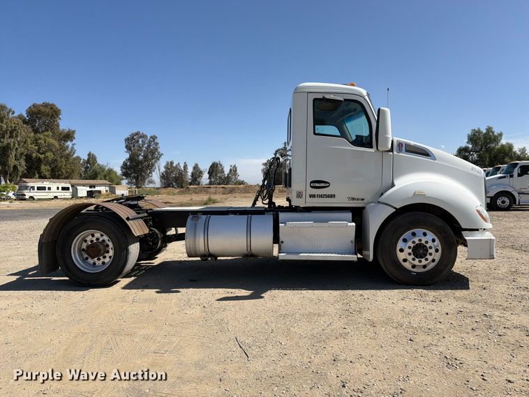 image for item EA0029 2015 Kenworth T680 semi truck