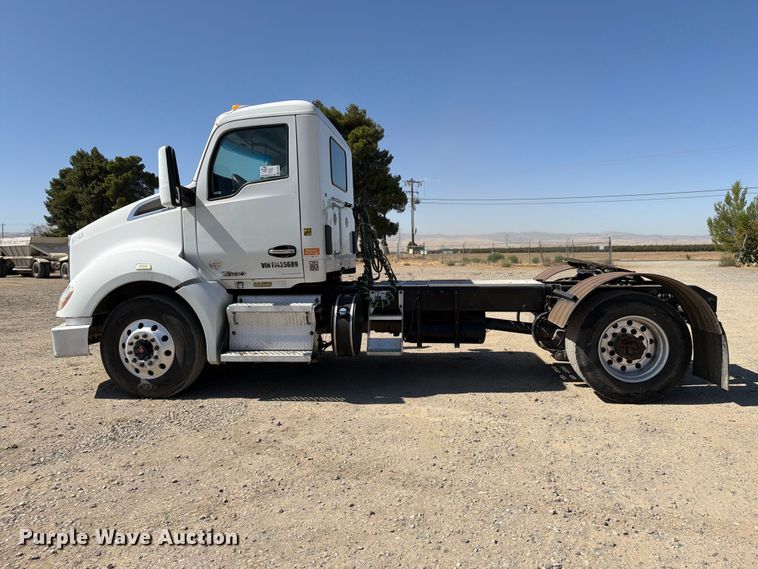 image for item EA0029 2015 Kenworth T680 semi truck