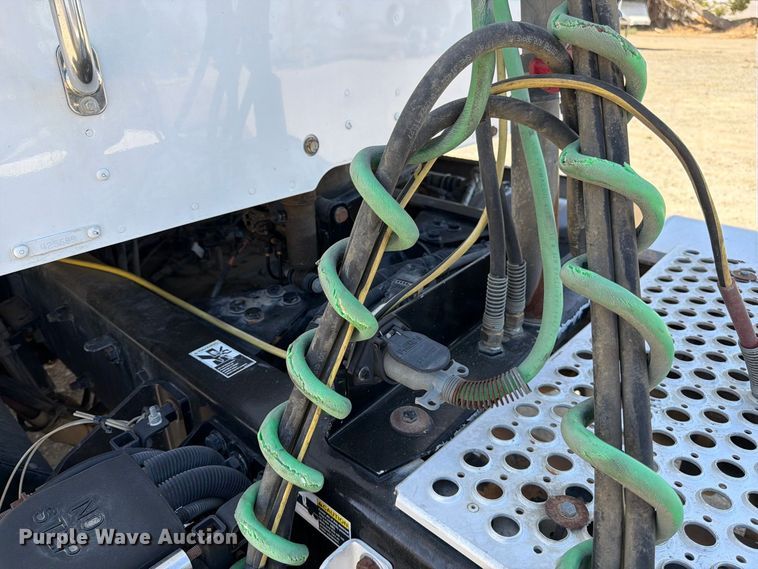 image for item EA0029 2015 Kenworth T680 semi truck