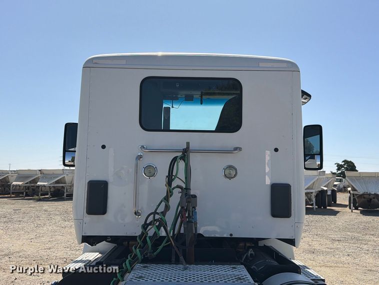 image for item EA0029 2015 Kenworth T680 semi truck