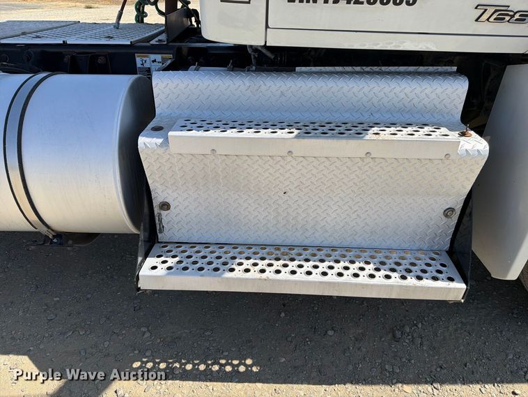 image for item EA0029 2015 Kenworth T680 semi truck