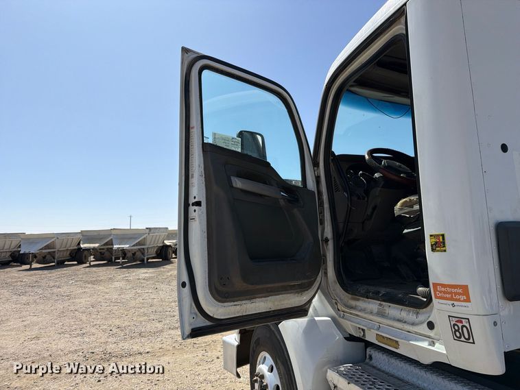 image for item EA0029 2015 Kenworth T680 semi truck