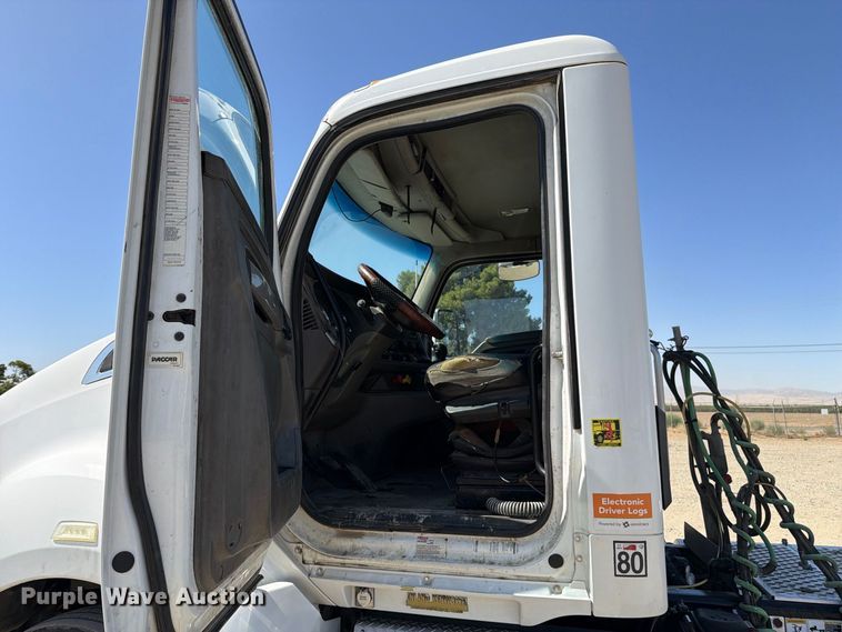 image for item EA0029 2015 Kenworth T680 semi truck