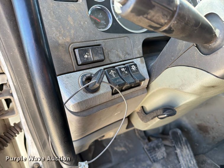 image for item EA0029 2015 Kenworth T680 semi truck