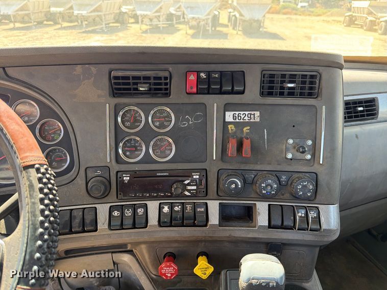 image for item EA0029 2015 Kenworth T680 semi truck