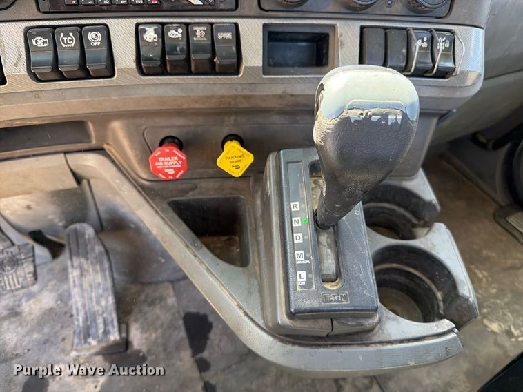 image for item EA0029 2015 Kenworth T680 semi truck