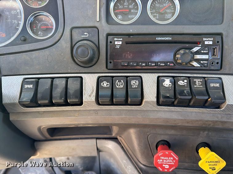 image for item EA0029 2015 Kenworth T680 semi truck