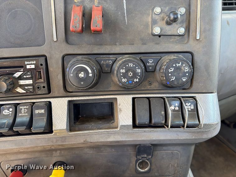 image for item EA0029 2015 Kenworth T680 semi truck