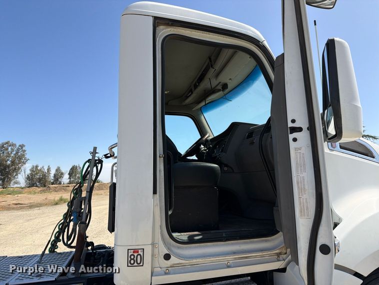 image for item EA0029 2015 Kenworth T680 semi truck
