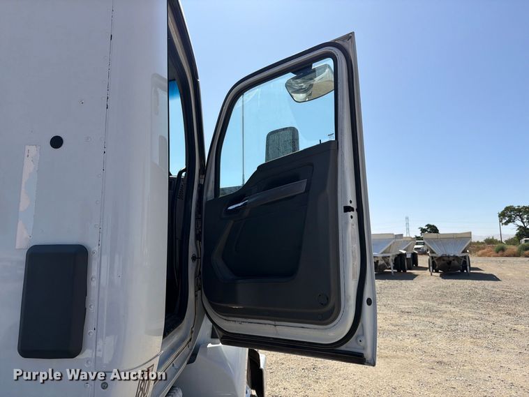 image for item EA0029 2015 Kenworth T680 semi truck