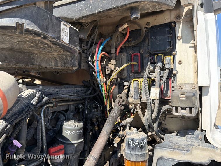image for item EA0029 2015 Kenworth T680 semi truck