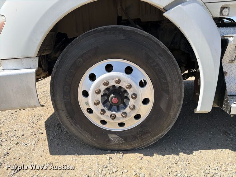 image for item EA0029 2015 Kenworth T680 semi truck