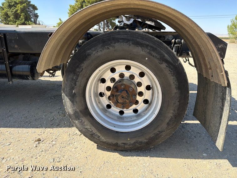 image for item EA0029 2015 Kenworth T680 semi truck