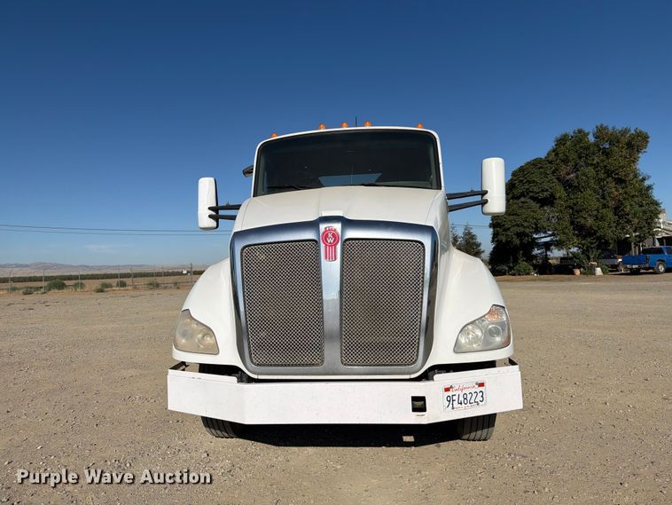 image for item EA0030 2015 Kenworth T680 semi truck