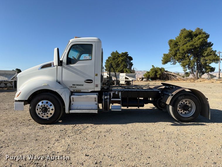 image for item EA0030 2015 Kenworth T680 semi truck