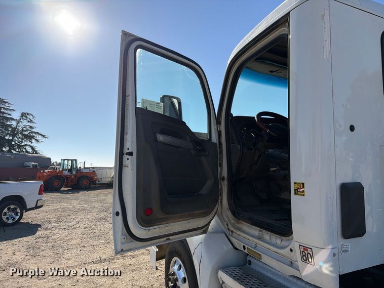 image for item EA0030 2015 Kenworth T680 semi truck