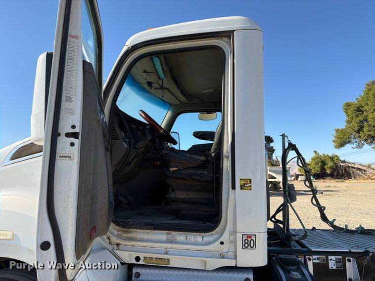 image for item EA0030 2015 Kenworth T680 semi truck