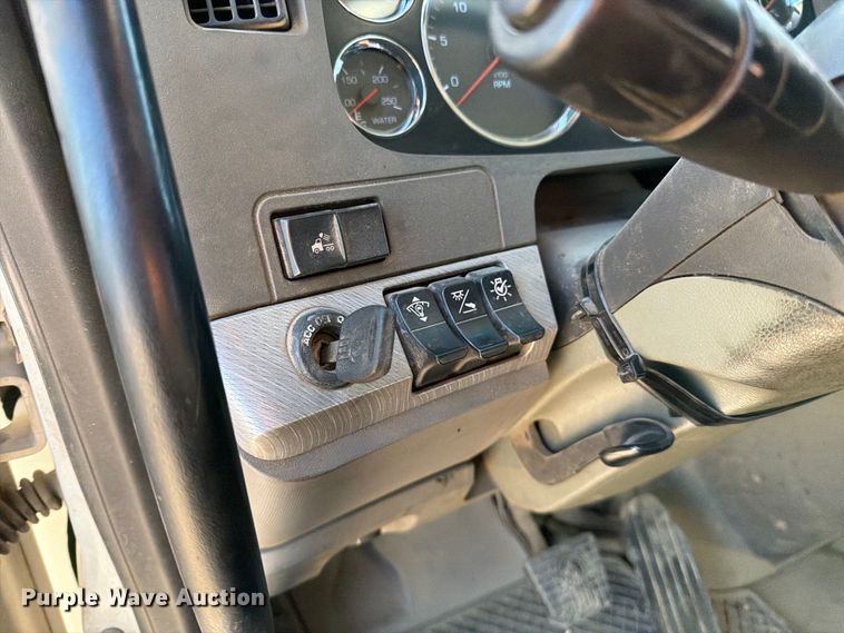 image for item EA0030 2015 Kenworth T680 semi truck