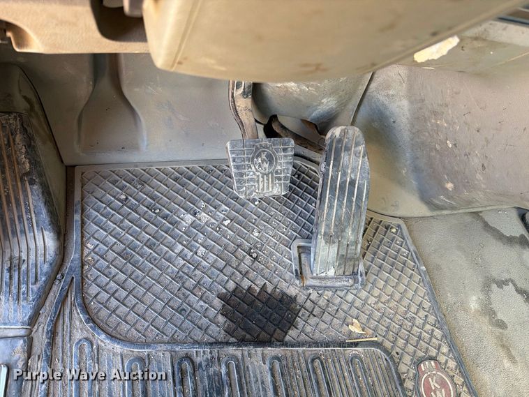 image for item EA0030 2015 Kenworth T680 semi truck