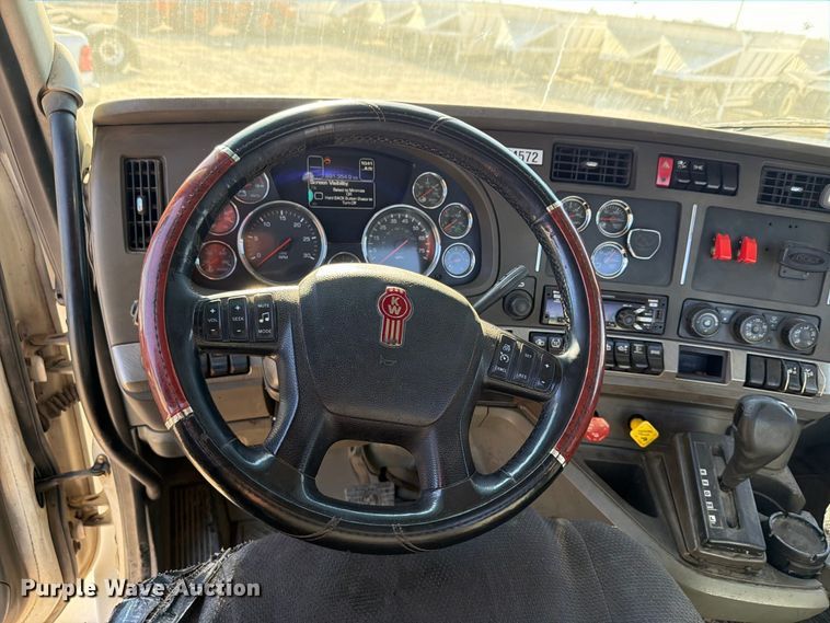 image for item EA0030 2015 Kenworth T680 semi truck