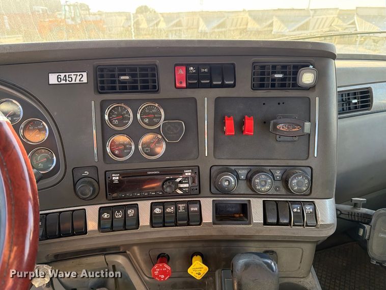 image for item EA0030 2015 Kenworth T680 semi truck