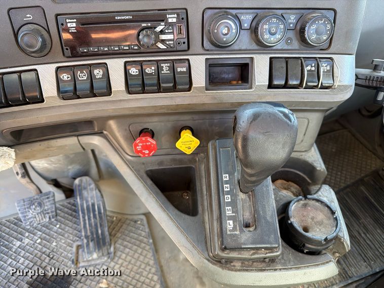 image for item EA0030 2015 Kenworth T680 semi truck