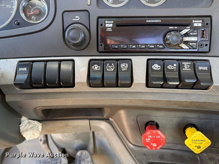 image for item EA0030 2015 Kenworth T680 semi truck