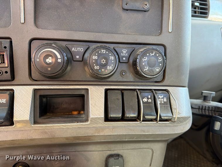 image for item EA0030 2015 Kenworth T680 semi truck
