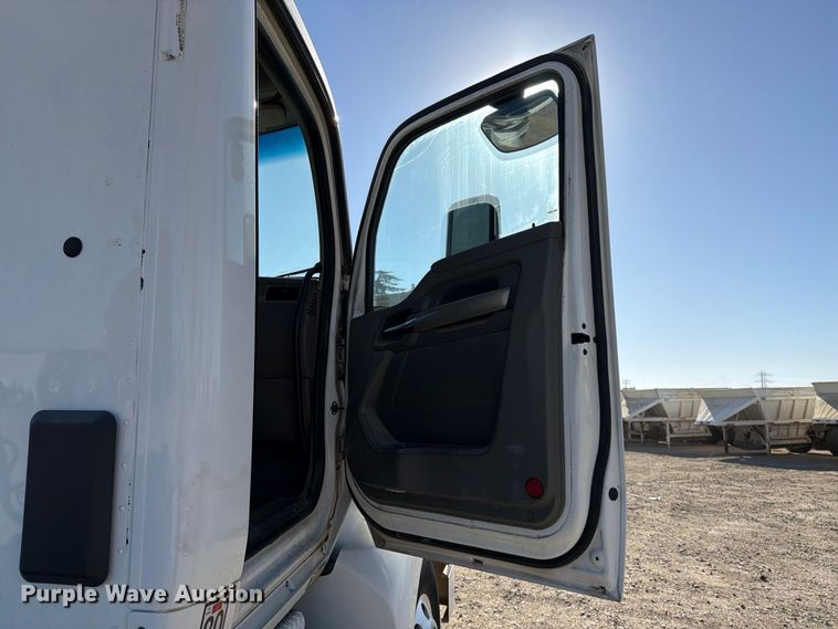 image for item EA0030 2015 Kenworth T680 semi truck