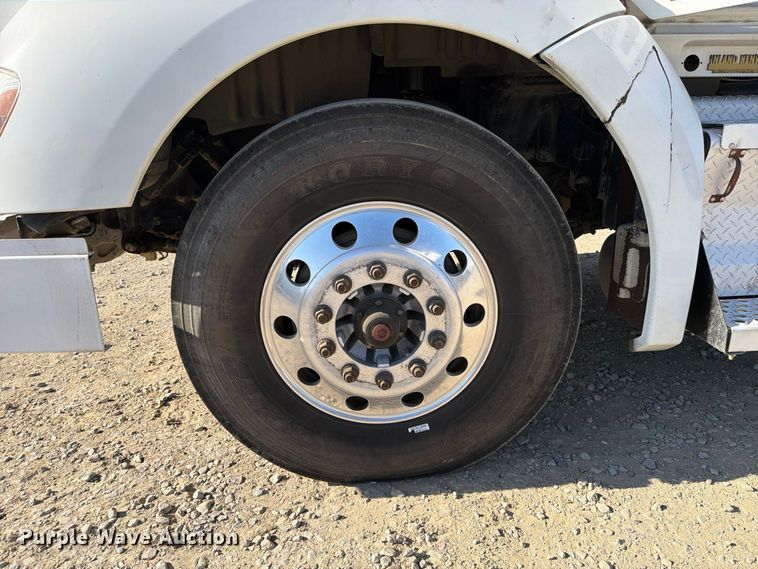 image for item EA0030 2015 Kenworth T680 semi truck