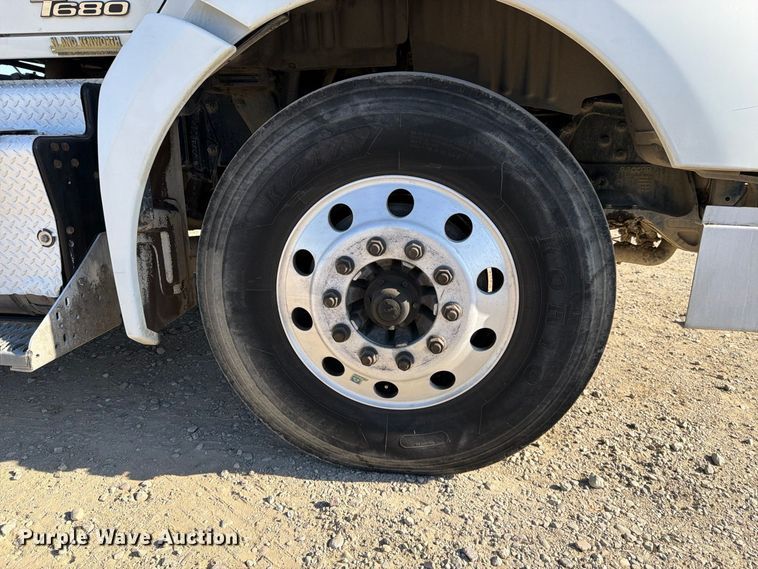 image for item EA0030 2015 Kenworth T680 semi truck