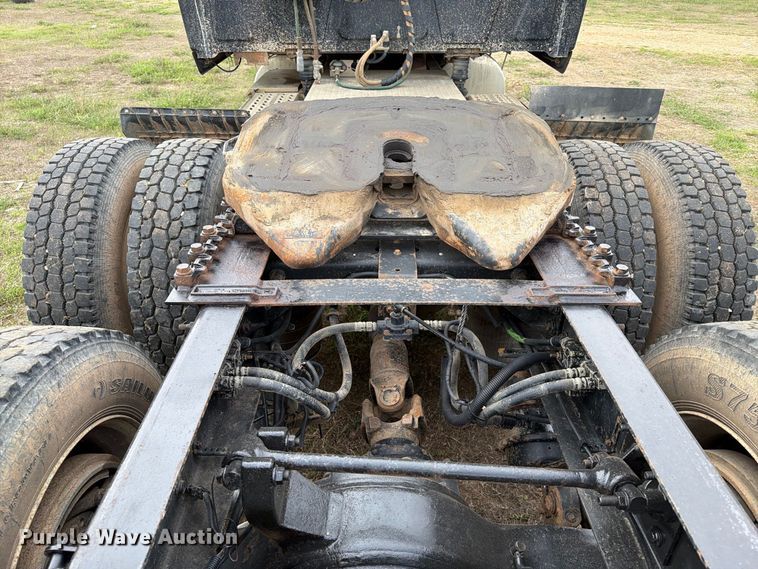 image for item EA0534 2013 International Lonestar semi truck