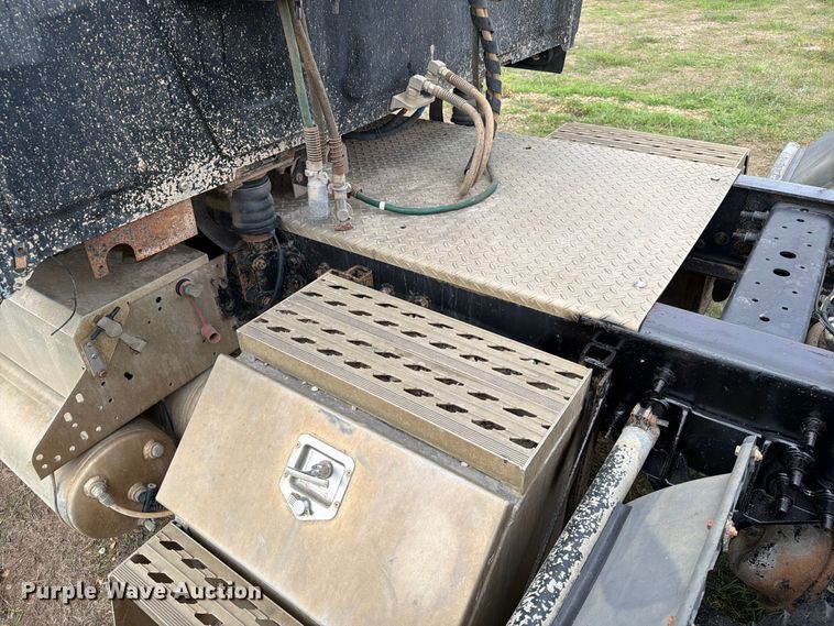 image for item EA0534 2013 International Lonestar semi truck