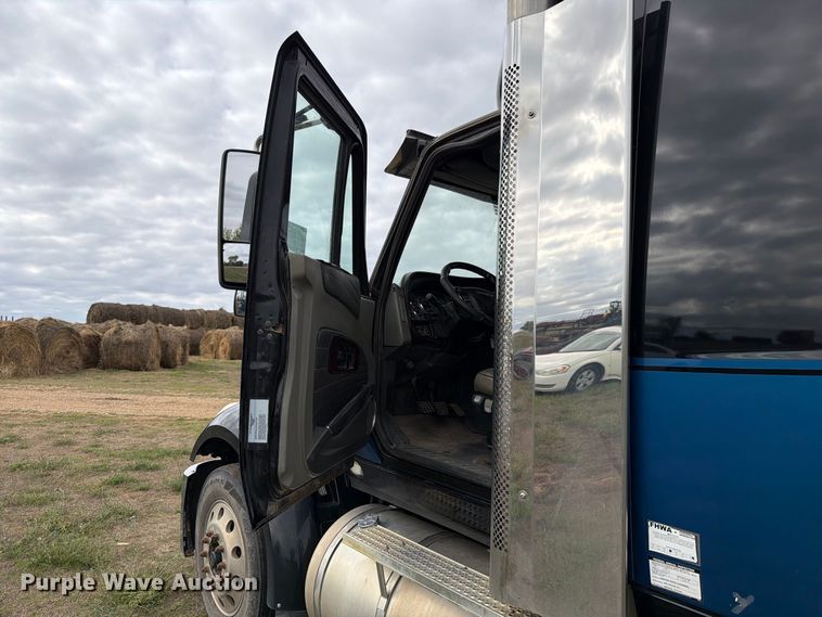 image for item EA0534 2013 International Lonestar semi truck