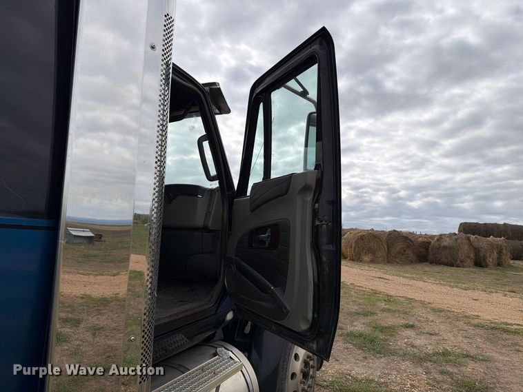 image for item EA0534 2013 International Lonestar semi truck