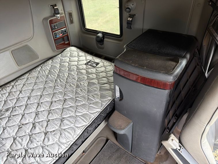 image for item EA0534 2013 International Lonestar semi truck