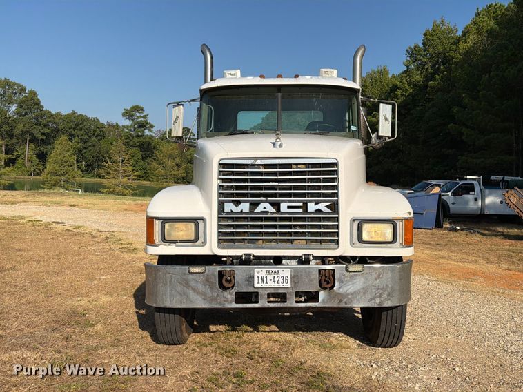 image for item EA7363 2002 Mack CH613 semi truck